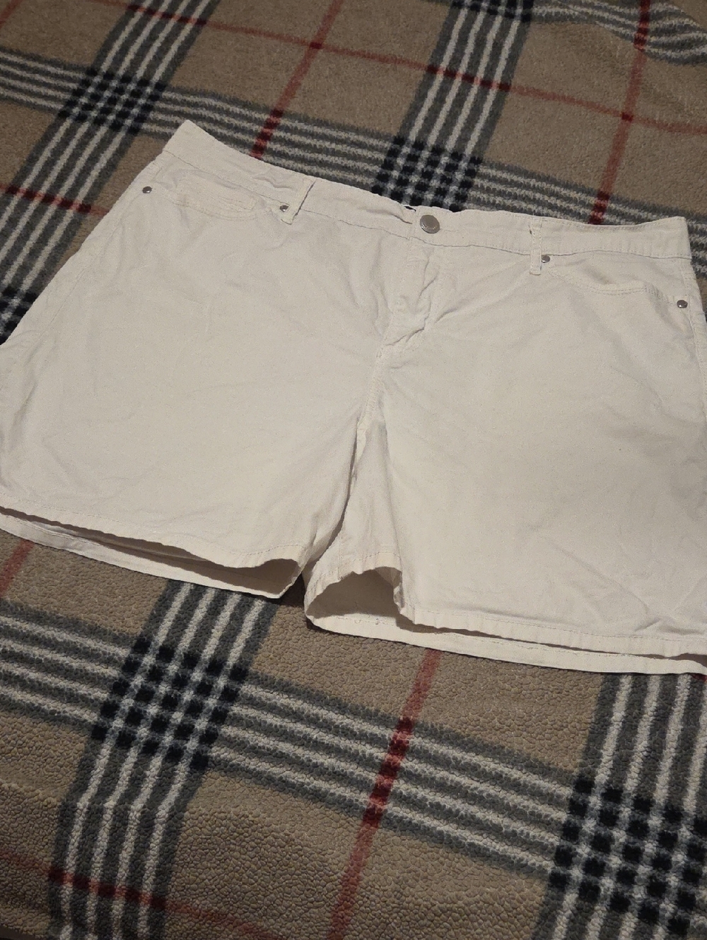 Bandolino Women's White Flat Front Shorts
